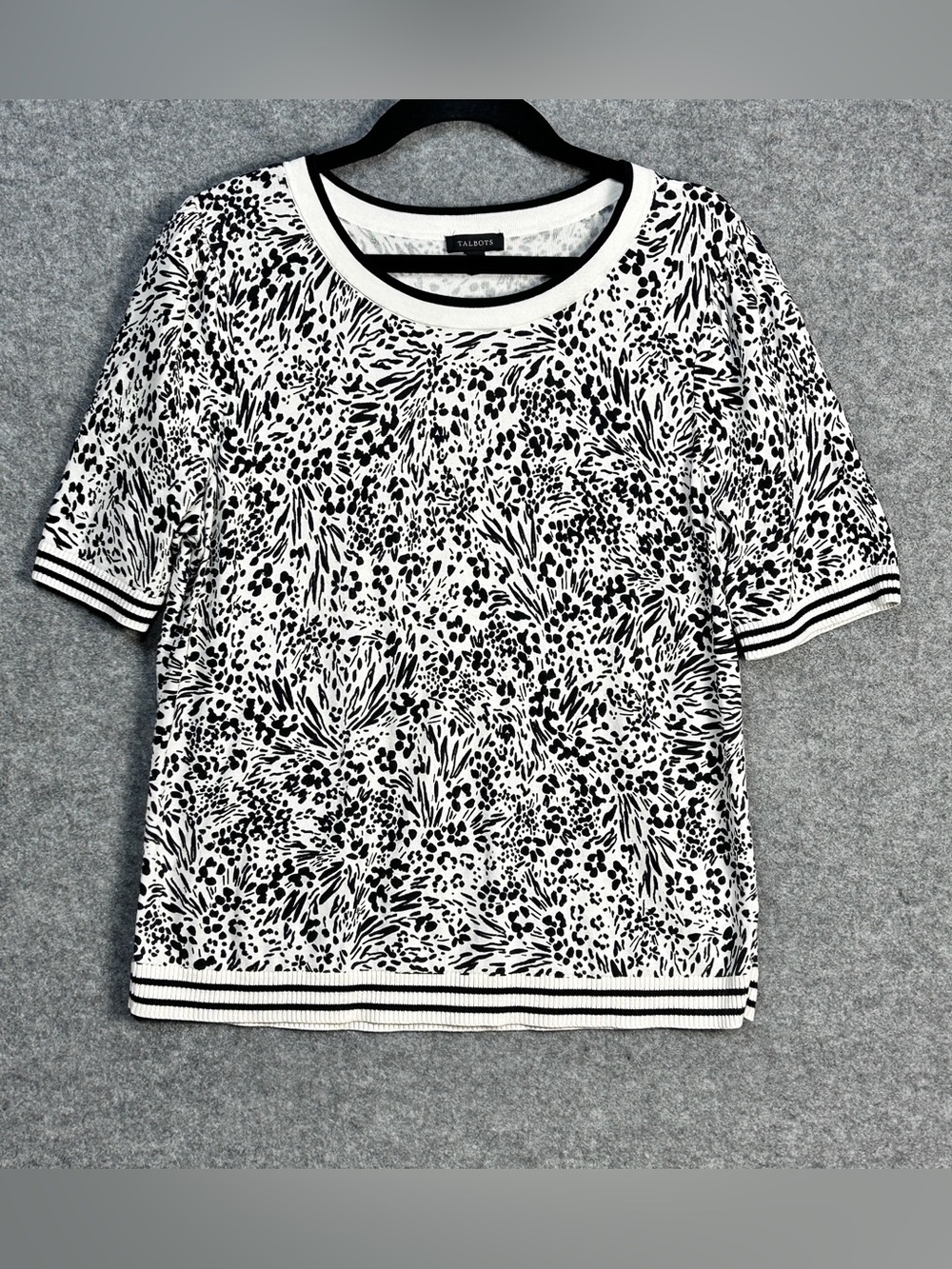 Talbots Women’s M Black White Short Sleeve Floral Knit Top Striped Hem/Cuffs